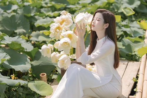 Mặc gì đi chụp sen đẹp mà không gây phản cảm?