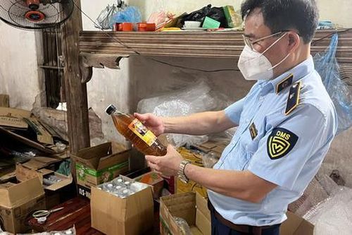 Bắt quả tang cơ sở sản xuất dùng đường trộn mạch nha sản xuất ra 2.000 lít mật ong