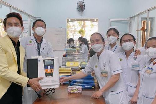 MC Hồng Phúc và con trai tặng máy nước sạch cho bác sĩ và bệnh nhi nghèo