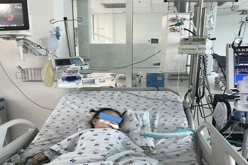 Trẻ 2 tuổi suýt bị dây ba lô siết cổ ở nhà trẻ