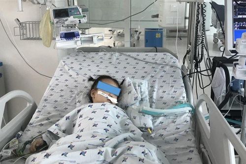 Bé gái ngạt thở, suy hô hấp vì dây ba lô quấn cổ