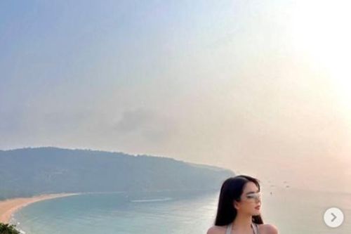 Ngọc Trinh khoe ảnh sexy bên biển nhưng đôi dép lại 'phản chủ'