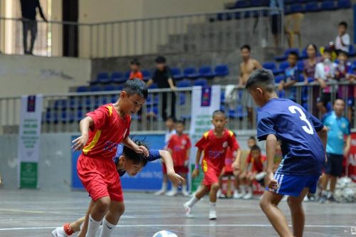 Nhi đồng Yên Thành thể hiện sức mạnh trước Nhi đồng Quỳ Châu