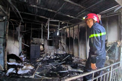 TP Hồ Chí Minh: 11 người mắc kẹt bên trong đám cháy tại tiệm bánh