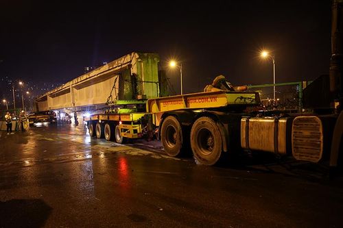 Xe siêu trường siêu trọng trắng đêm vận chuyển dầm cầu Vĩnh Tuy 2