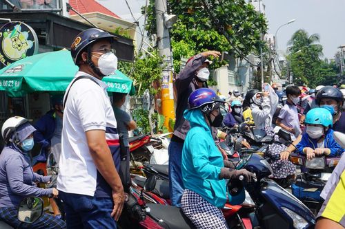 Phụ huynh 'đội' nắng chờ con làm bài thi