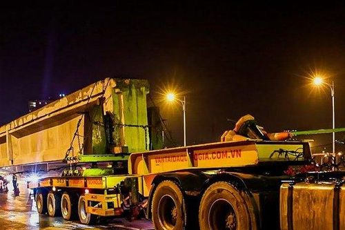 Xe siêu trường siêu trọng xuyên đêm vận chuyển dầm cầu Vĩnh Tuy 2