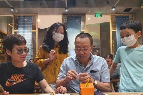 MC Lại Văn Sâm rạng rỡ đón sinh nhật tuổi 65, bà xã hiếm hoi lộ diện