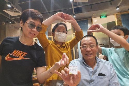 Bà xã MC Lại Văn Sâm hiếm hoi xuất hiện, mừng sinh nhật chồng ở tuổi 65