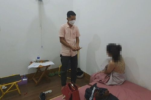 Nhận tiền của khách, quản lý quán karaoke 'điều' 2 nữ tiếp viên đi bán dâm