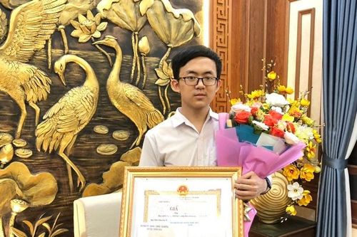 Huyện Thiệu Hóa tuyên dương và khen thưởng em Đỗ Quân Anh, thủ khoa kỳ thi tuyển sinh lớp 10 trường chuyên Lam Sơn