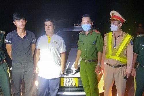 Ôm bọc 'hàng nóng', di chuyển bằng taxi trong đêm
