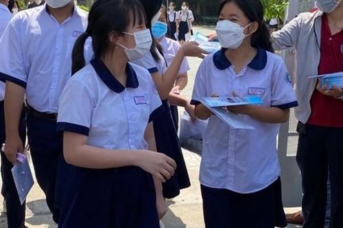 Phụ huynh nôn nóng chờ cổng trường, thí sinh nhẹ nhàng vượt môn đầu
