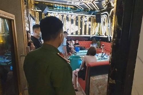 Quán karaoke dụ khách 'vui vẻ tại chỗ'
