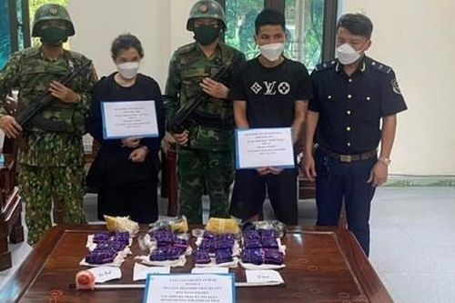 Bắt đôi nam nữ vận chuyển 24.000 viên ma túy từ Lào về Việt Nam