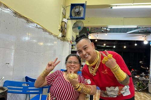 Chủ quán dát vàng cơ thể, trầy tay trộn chân gà vẫn không tháo
