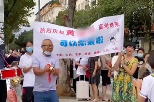 Cha mẹ giăng biểu ngữ tuyên bố con gái được phép hẹn hò sau thi đại học