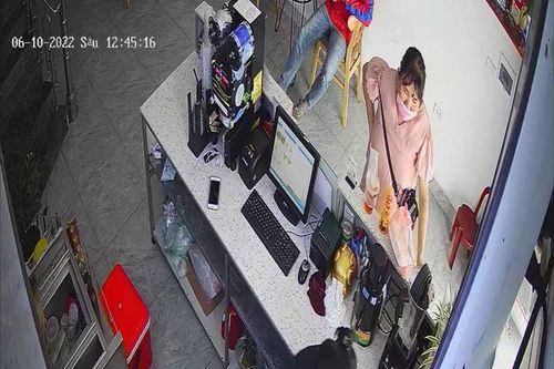 Người phụ nữ ăn mặc sang chảnh 'tiện tay cầm nhầm' điện thoại của nữ nhân viên quán nước gây phẫn nộ