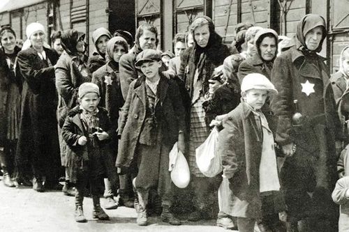 Chuyện chưa kể về những người Do Thái đầu tiên thoát khỏi trại Auschwitz