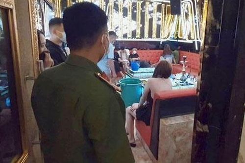 Quản lý quán karaoke điều tiếp viên bán dâm