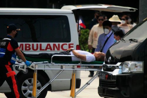 Bộ trưởng Quốc phòng Philippines ngất xỉu