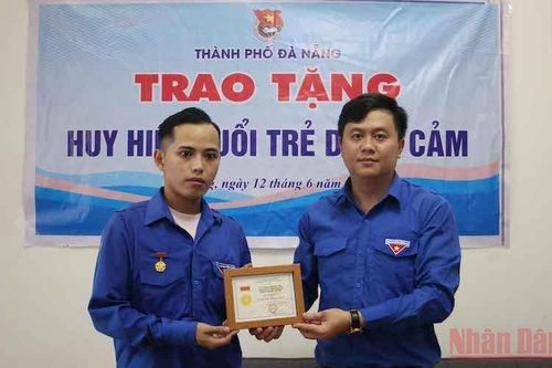 Đà Nẵng trao Huy hiệu 'Tuổi trẻ dũng cảm' cho thanh niên cứu người