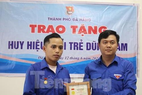 Trao huy hiệu Tuổi trẻ dũng cảm cho thanh niên cứu học sinh đuối nước khi tắm biển