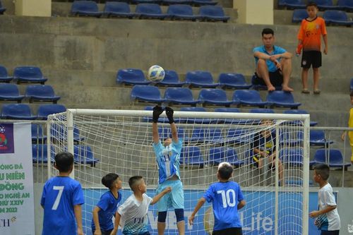 Bên lề sân cỏ Giải Bóng đá Thiếu niên - Nhi đồng Cúp Báo Nghệ An: 'Nỏ biết đàng mô mà lần'