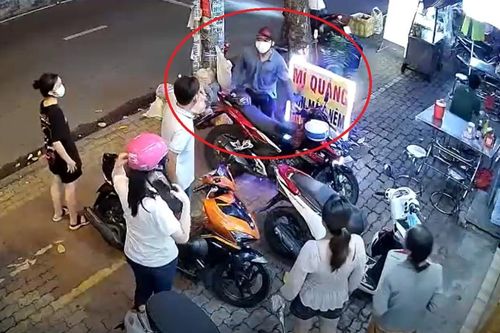 Nam thanh niên ngang nhiên bẻ khóa xe máy, 5 người dân ngơ ngác đứng nhìn