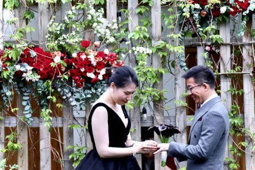 Đám cưới tự thực hiện trong vườn, cô dâu mặc váy cưới màu đen gây chú ý