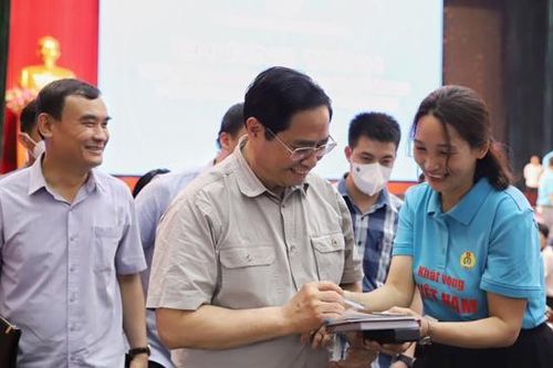Thủ tướng: Nghề nào cũng cao quý, mong công nhân vượt khó cùng cả nước