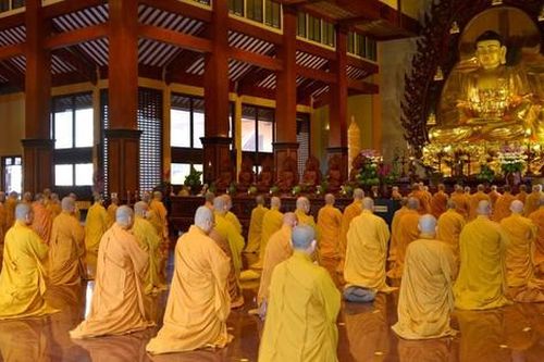 Chư Tăng TP.HCM bố-tát, thính giới chung tại Việt Nam Quốc Tự