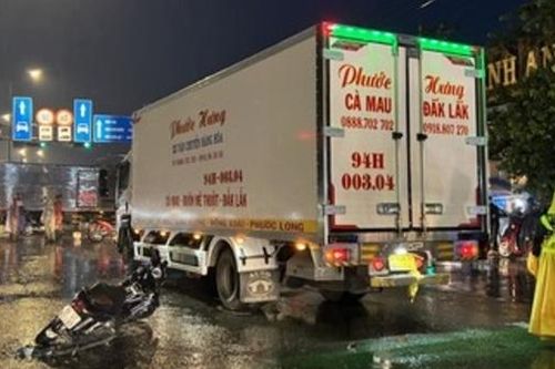 2 cha con bị xe tải tông tử vong trong cơn mưa lớn
