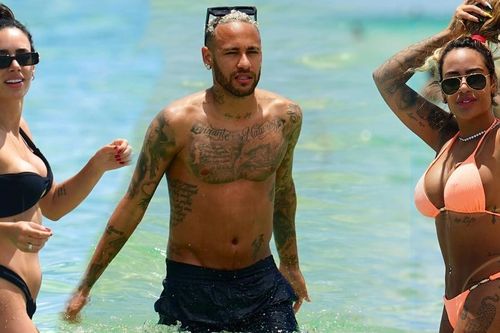 Neymar tắm biển cùng hai người đẹp bốc lửa