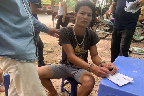 Khóa tay 'gã nghiện' giấu heroin trong túi quần