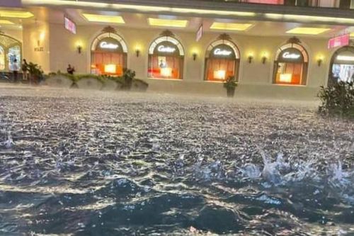 Hà Nội ngập sâu sau trận mưa lớn tối 13-6