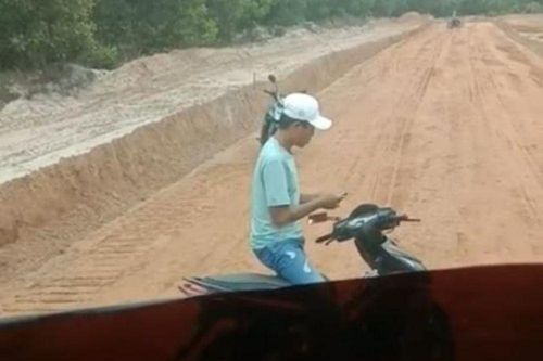 Vụ quản lý mỏ đất ở Quảng Trị chặn đường, chém vỡ kính ô tô có bị 'chìm xuồng'?