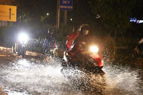 Mưa như trút nước, loạt tuyến đường Hà Nội chìm trong 'biển' nước