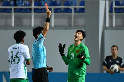 CĐV Việt Nam tấn công tài khoản trùng tên trọng tài Nhật Bản