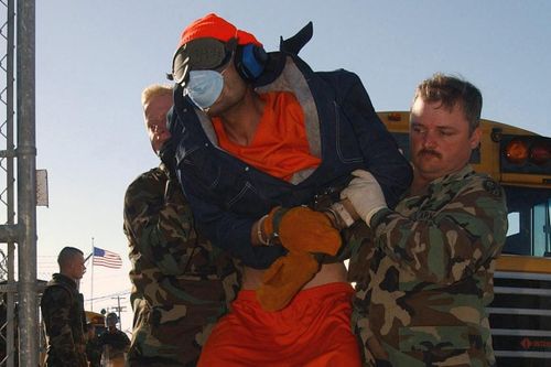 Hình ảnh những tù nhân đầu tiên tại Guantanamo sau 20 năm ẩn giấu