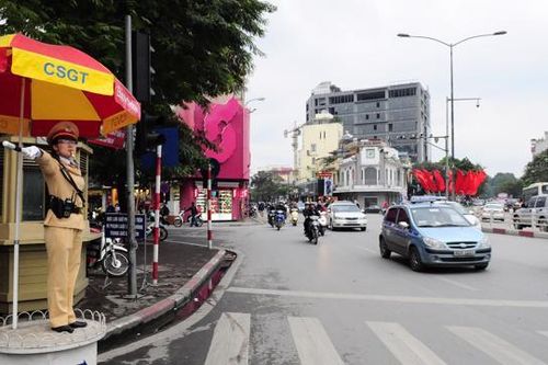 Áp lực công việc lớn, cảnh sát giao thông Hà Nội đang quá tải