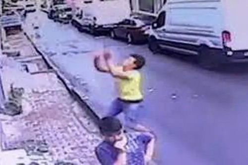 Cảm phục 'người hùng' tay không đỡ bé gái rơi từ tầng 2