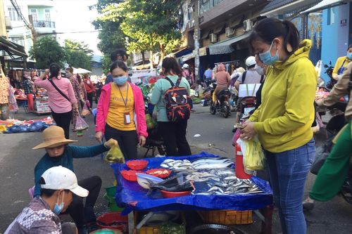 Những lao động 'tăng ca' ngoài nhà máy