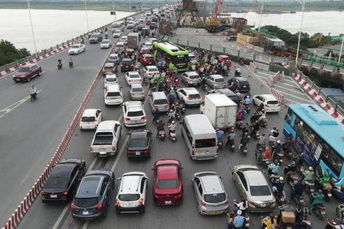Ùn tắc kéo dài tại nút thắt cổ chai trên cầu Vĩnh Tuy