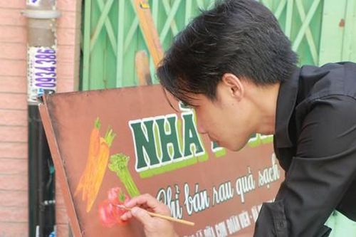 Giới trẻ thích thú với bảng hiệu vẽ tay đậm chất xưa của chàng trai 9x