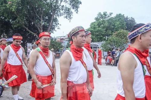 Độc đáo cảnh trai Hà thành mặc váy rước nước tại Lễ hội đình Chèm