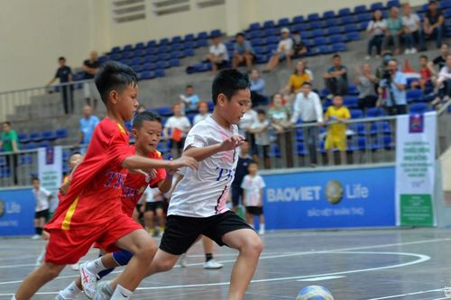 Bên lề sân cỏ Giải Bóng đá Thiếu niên - Nhi đồng Cúp Báo Nghệ An: 'Bình minh gọi tên thành Vinh'