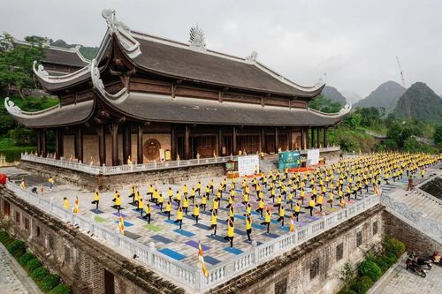 Ngày Quốc tế Yoga: Hàng nghìn người đồng diễn tại Vịnh Hạ Long