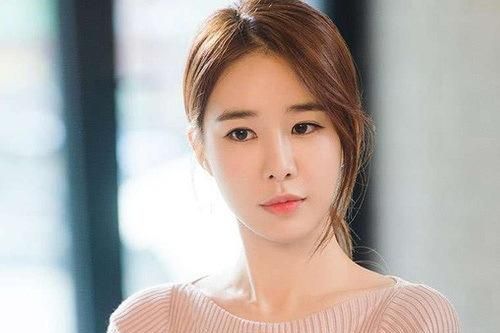 Thấy mẹ chồng lén lút đưa cho con gái cuốn sổ đỏ, tôi can ngăn thì bà nói một câu khiến hai vợ chồng tôi chao đảo