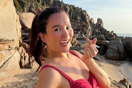 Bà xã Bình Minh trẻ trung diện bikini ở độ tuổi U50, khoe trọn vòng một quyến rũ